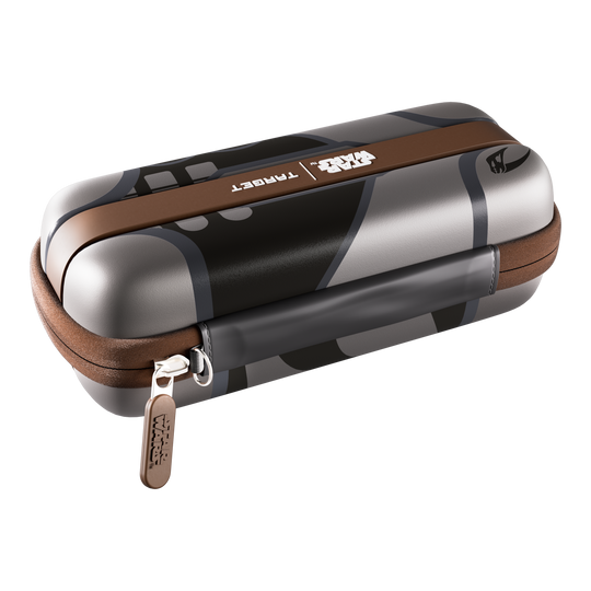Target Star Wars Boa Dartcase - Mandalorian Das Bild zeigt das Target Star Wars Boa Dartcase - Mandalorian. Es handelt sich um ein Dartetui mit einem Star Wars Mandalorian Motiv.