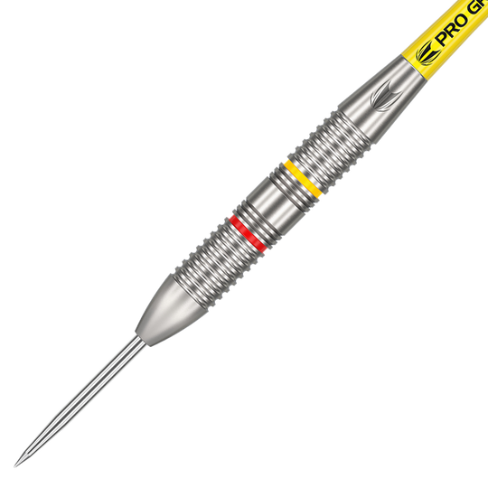 170005_Target_Gabriel_Clemens_Brass_Steeldarts_2 Das Bild zeigt einen Target Gabriel Clemens Brass Steeldart mit einem Gewicht von 22 Gramm. Der Dart hat einen silbernen Schaft mit farbigen Ringen in Gelb und Rot.