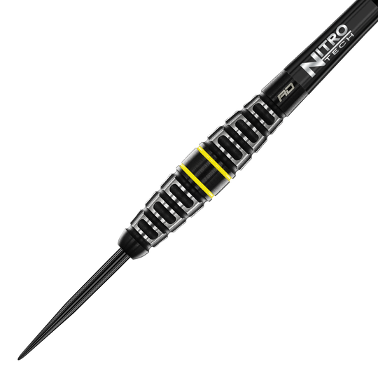 Das Bild zeigt den Red Dragon Astraeus Q4X Torpedo Steeldart. Der Dart hat ein schwarzes Design mit silbernen Rillen und gelben Akzenten.