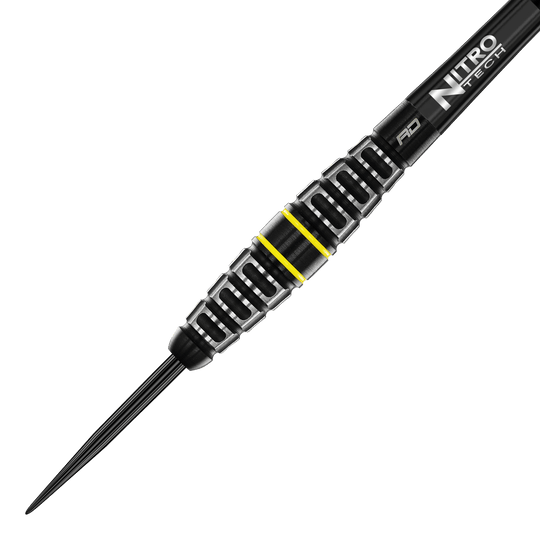 Red Dragon Astraeus Q4X Torpedo Steel Darts Das Bild zeigt den Red Dragon Astraeus Q4X Torpedo Steeldart. Der Dart hat ein schwarzes Design mit silbernen Rillen und gelben Akzenten.