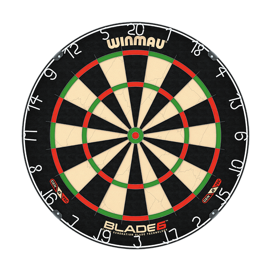 B6DSET_Winmau_Blade_6_Dartboard_Set_2 Das Bild zeigt eine Winmau Blade 6 Dartscheibe mit klassischem Design. Es handelt sich um ein Set, das auch zwei Sets Winmau Steeldarts enthält.