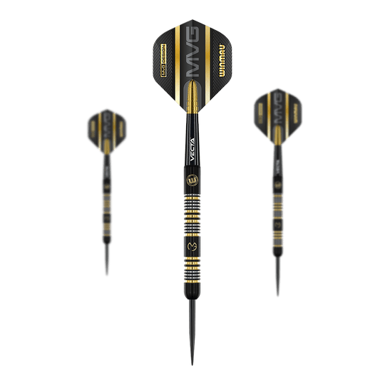 Winmau Michael Van Gerwen Trilogy Steeldarts Das Bild zeigt drei schwarze Steeldarts mit goldenen und silbernen Akzenten. Auf den Flights steht groß "MVG" und "Winmau".