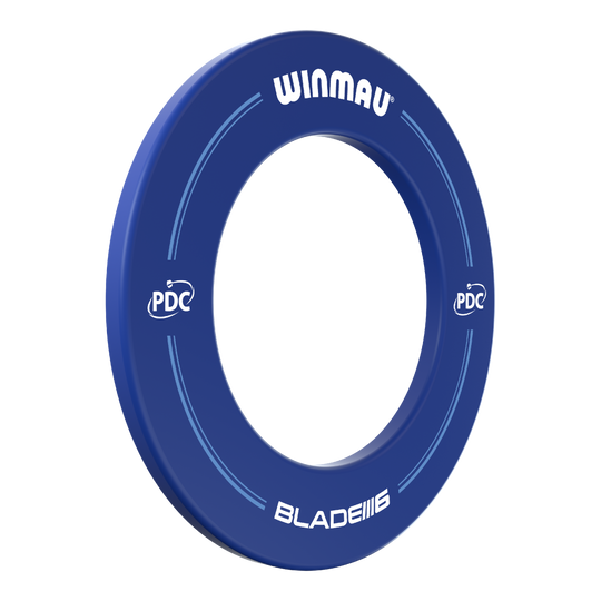 Winmau PDC Dartboard Surround - Blue Das Bild zeigt einen blauen Dartboard-Surround der Marke Winmau mit der Aufschrift "BLADE 6" und "PDC". Der Ring dient zum Schutz der Wand rund um eine Dartscheibe.