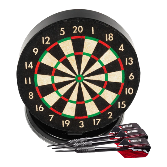 Das Bild zeigt das Produkt "Ruthless Mini Desktop Dartboard Set" mit einer kleinen Dartscheibe. Vor der Scheibe liegen drei schwarze Dartpfeile mit roten Flights.