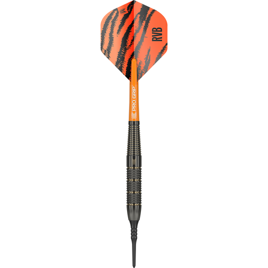 170015_Target_Raymond_Van_Barneveld_Brass_Softdarts_1WIYrIfM0Mfrep Der Dartpfeil „Target Raymond Van Barneveld Brass Softdarts - 18g“ hat eine auffällige orangefarbene Flight mit schwarzen Streifen und der Aufschrift „RVB“. Der Griff ist schwarz mit feinen Rillen für besseren Halt.