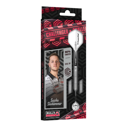 Das Bild zeigt die Verpackung der "Bulls Challenger Sascha Stuhlemmer Steeldarts - 23g". Auf der Verpackung ist neben dem Dartpfeil auch ein Foto von Sascha Stuhlemmer abgebildet.