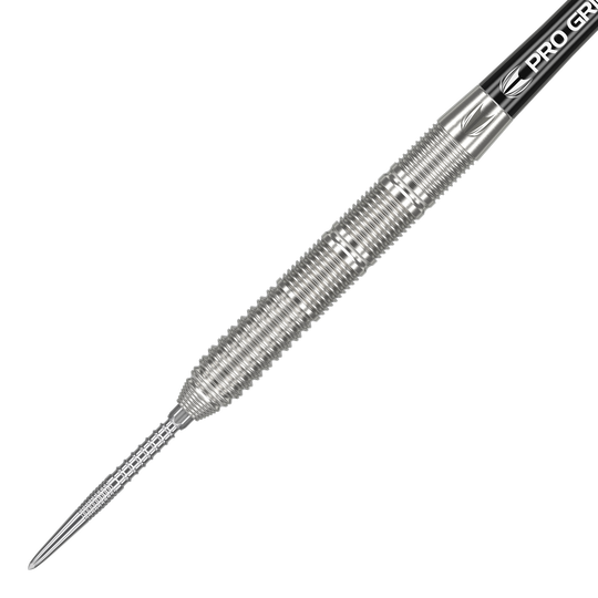 Target Kevin Doets GEN1 Swiss Point Steeldarts - 23g Das Bild zeigt einen Target Kevin Doets GEN1 Swiss Point Steeldart mit 23g Gewicht. Der Dart hat ein silbernes, geriffeltes Barrel und eine scharfe Spitze.