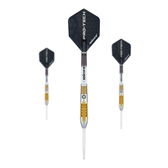 Unicorn Pro-Tech Style 1 steel darts Das Bild zeigt drei Steeldarts mit schwarzer Flights und silber-goldenem Schaft. Auf den Flights steht "PRO-TECH" und "unicorn" geschrieben.