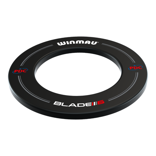 Winmau PDC Dartboard Surround - Black Das Bild zeigt einen schwarzen Winmau PDC Dartboard Surround. Auf dem Ring stehen die Worte "WINMAU", "BLADE 6" und "PDC" in weißer und roter Schrift.