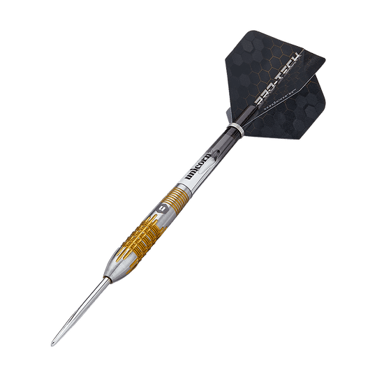 27706_Unicorn_Pro-Tech_Style1_Steeldarts_4 Der Bild zeigt einen modernen Steeldartpfeil mit silbernem und goldfarbenem Griff. Das Flight am Ende ist schwarz mit einem Wabenmuster und der Aufschrift "PRO-TECH".
