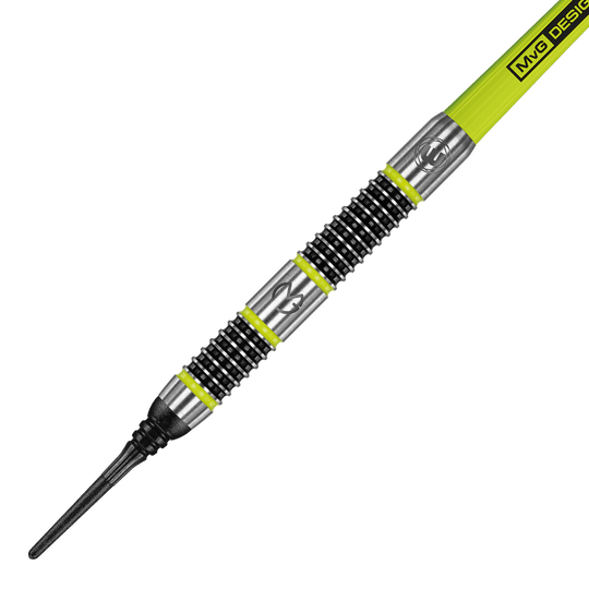 2433_Winmau_Michael_Van_Gerwen_MvG_Aspire_Softdarts_2 Das Bild zeigt einen Winmau Michael Van Gerwen MvG Aspire Softdart mit einem Gewicht von 20 g. Der Dart ist in den Farben Schwarz, Silber und Gelb gestaltet und hat ein modernes, griffiges Design.