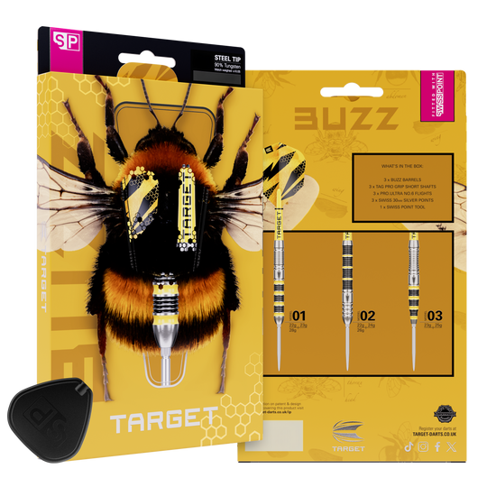Abgebildet sind die Target Buzz 02 Swiss Points Steeldarts. Die Darts liegen ordentlich angeordnet auf hellem Hintergrund.