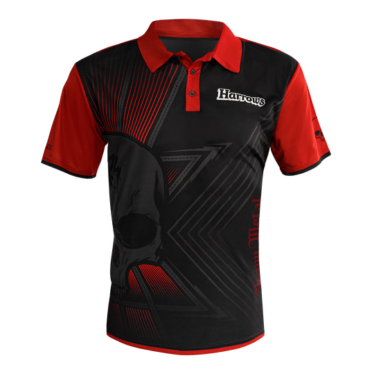Harrow's Ryan Searle Heavy Metal Darts Shirt Das Bild zeigt das Harrows Ryan Searle Heavy Metal Dartshirt. Das Shirt ist schwarz mit roten Ärmeln und auffälligen grafischen Elementen, darunter ein Totenkopf und das Harrows-Logo.
