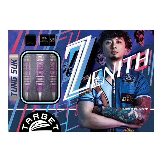 Target Japan Prime Series Tung Suk Zenith GEN1 Swiss Point Steeldarts - 23g Auf dem Bild ist die Verpackung der "Target Japan Prime Series Tung Suk Zenith GEN1 Swiss Point Steeldarts - 23g" zu sehen. Links sieht man drei Darts, rechts steht ein Mann mit verschränkten Armen vor einem bunten Hintergrund.