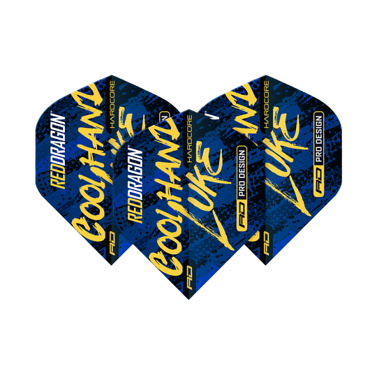 TF6864_Red_Dragon_Hardcore_Luke_Humphries_Signature_Blue_Standard_Flights_1WXiIWZ030l1vn Das Bild zeigt drei blaue Dart-Flights mit gelbem und weißem Aufdruck. Auf den Flights steht "RedDragon Hardcore Cool Hand Luke" in auffälliger Schrift.
