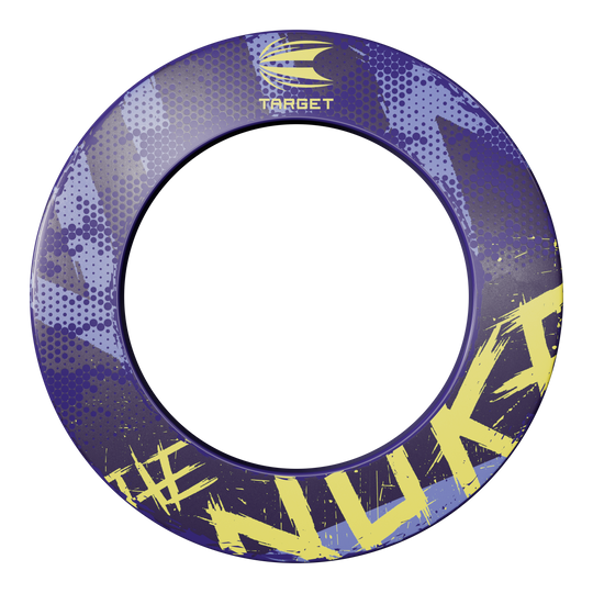 Dieses Bild zeigt die Target Luke Littler The Nuke Dartboard Surround. Der Ring ist lila mit gelben und blauen Akzenten und trägt den Schriftzug "#NUKI" und das Target-Logo.