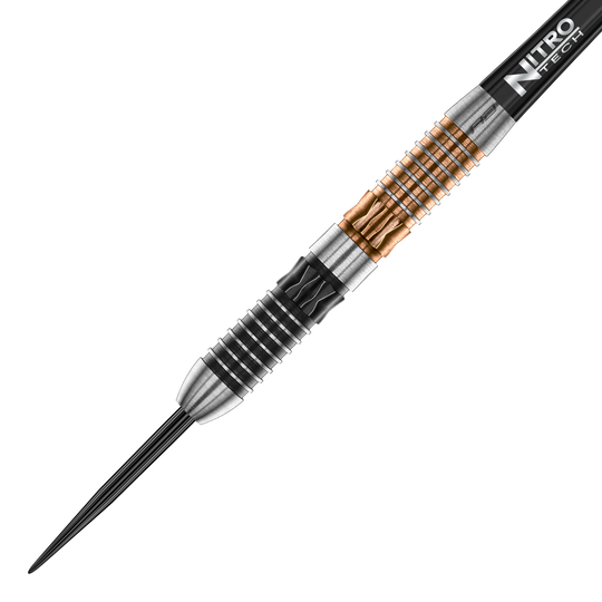 Red Dragon Panterra steel darts Das Bild zeigt einen Red Dragon Panterra Steeldart. Der Dartpfeil hat ein auffälliges Design mit silbernen, schwarzen und goldenen Rillen am Barrel.