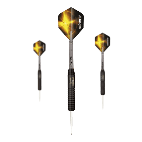 Unicorn Black Brass Gary Anderson V2 steel darts Das Bild zeigt drei schwarze Steeldarts der Marke Unicorn Black Brass Gary Anderson V2. Die Flights sind schwarz mit einem gelben Lichteffekt und dem weißen Schriftzug "unicorn".