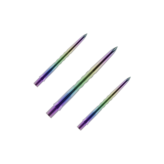 Auf dem Bild sind drei bunte, gerillte Dartspitzen zu sehen. Sie haben eine glänzende Oberfläche mit violetten, grünen und blauen Farbverläufen.