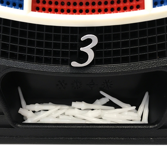 8089_Karella_Elektronische_Dartscheibe_CB25_Turnierausf-hrung_4Tw2jEk7uIUm2U Das Bild zeigt einen Ausschnitt der elektronischen Dartscheibe CB 25 Turnierausführung. Im Fach unter der Zahl 3 liegen mehrere weiße Ersatzspitzen für Softdarts.