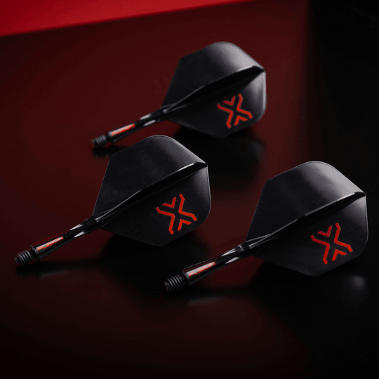 Winmau Fusion Blade X No2 Standard Flight Shaft System - Black Das Bild zeigt das Winmau Fusion Blade X No2 Standard Flight-Shaft-System in Schwarz. Es handelt sich um ein Zubehörteil für Dartspiele.