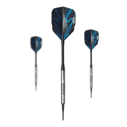 McDart 85 Tungsten V19 soft darts - 16.5g Auf dem Bild sind drei Softdarts des Modells "McDart 85er Tungsten V19" mit einem Gewicht von 16,5g zu sehen. Die Darts haben silberne Barrels und schwarze Flights mit blauen Verzierungen.