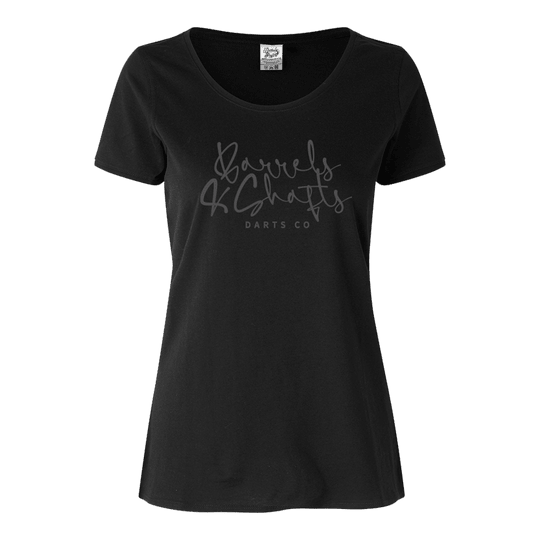 Barrels and Shafts Women's T-Shirt - Black Dieses Bild zeigt ein schwarzes Damen-T-Shirt mit der Aufschrift „Barrels and Shafts DARTS CO“ auf der Vorderseite. Das T-Shirt hat einen klassischen Rundhalsausschnitt und einen schlichten, modernen Stil.