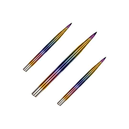 BU57613_BullsNL_Rainbow_Steeldartspitzen_32mm_1 Auf dem Bild sind drei bunte Dartspitzen zu sehen. Sie haben einen Farbverlauf in Regenbogenfarben und eine spitze Metallspitze.
