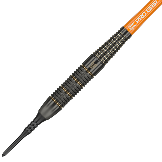 170015_Target_Raymond_Van_Barneveld_Brass_Softdarts_2 Das Bild zeigt einen "Target Raymond Van Barneveld Brass Softdart" mit einem Gewicht von 18g. Der Dartpfeil hat einen schwarzen, gerillten Griff mit goldenen Akzenten und einen orangefarbenen Schaft mit der Beschriftung "Pro Grip".