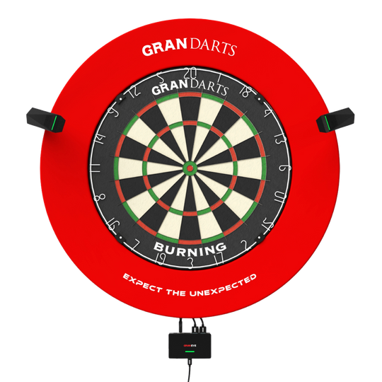 Das Bild zeigt das GranDarts GranEye Steeldart Auto-Scoring-System mit einer roten Umrandung und einer klassischen Dartscheibe. Kameras sind an den Seiten angebracht, um die automatisierte Punktezählung zu ermöglichen.