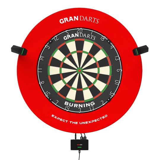 GranDarts Gran Eye GEN2 Steeldart auto scoring system Das Bild zeigt das GranDarts GranEye Steeldart Auto-Scoring-System mit einer roten Umrandung und einer klassischen Dartscheibe. Kameras sind an den Seiten angebracht, um die automatisierte Punktezählung zu ermöglichen.