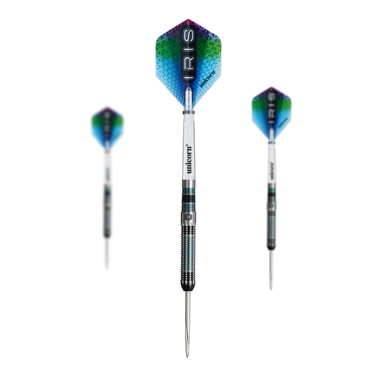 Unicorn Iris Steeldarts Das Bild zeigt drei Unicorn Iris Steeldarts mit bunten Flights und silbernen Spitzen. Die Darts sind in verschiedenen Perspektiven angeordnet, mit einem Dart im Vordergrund und zwei im Hintergrund.