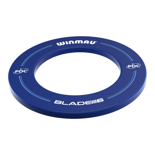 Winmau PDC Dartboard Surround - Blue Das Bild zeigt ein blaues Dartboard-Surround der Marke Winmau mit der Aufschrift "BLADE 6" und "PDC". Es ist rund und dient zum Schutz der Wand rund um eine Dartscheibe.
