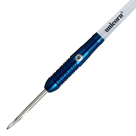 Unicorn Prodigy 02 Torpedo steel darts Das Bild zeigt den Unicorn Prodigy 02 Torpedo Steeldart mit einem blauen, geriffelten Schaft. Auf dem weißen Schaftabschnitt steht der Schriftzug "unicorn".