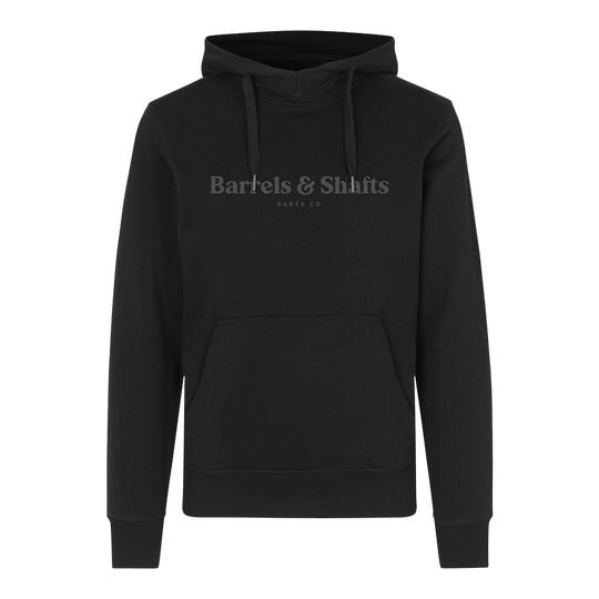 Barrels and Shafts Hoodie - Black Der abgebildete Hoodie ist schwarz und trägt vorne den Aufdruck "Barrels & Shafts Darts Co". Er hat eine Kapuze mit Kordelzug und eine große Kängurutasche.