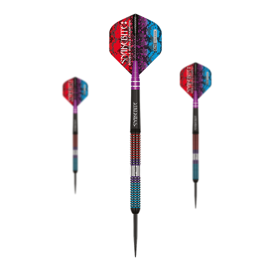 Red Dragon Peter Wright Snakebite Spirit Steel Darts Das Bild zeigt drei bunte Steeldarts mit auffälligem Schlangenmuster auf den Flights. Die Darts haben metallische Spitzen und sind mit den Farben Rot, Blau und Lila gestaltet.