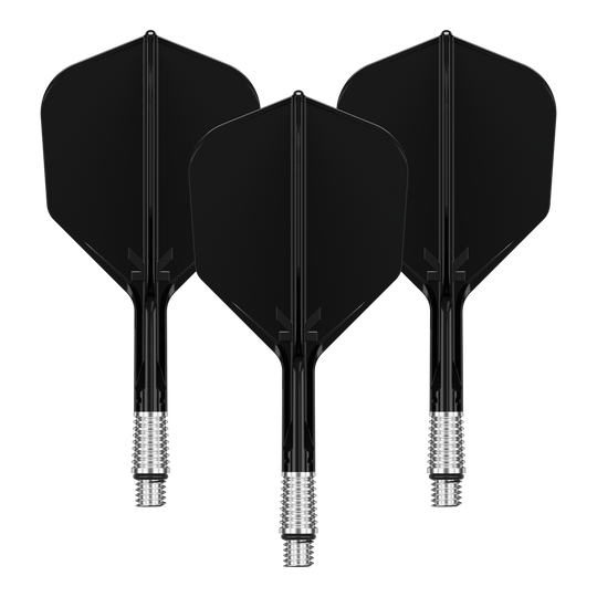 Hier wird ein Set von schwarzen KShift No6 Flights für Darts mit 26mm Länge gezeigt. Die Flights sind ein Produkt von Target.