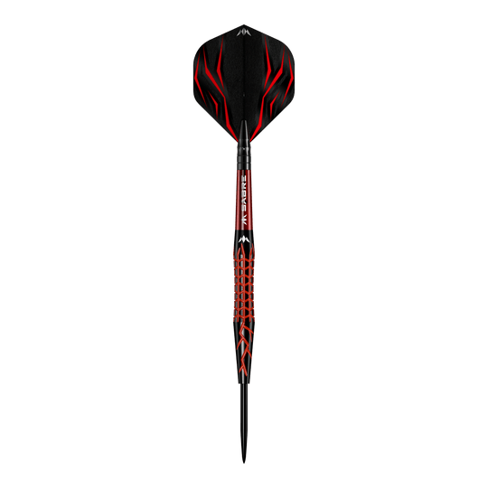 Mission Lava Steeldarts Das Bild zeigt einen Mission Lava Steeldart mit auffälligem schwarzen und roten Design. Der Dart hat eine strukturierte Oberfläche und eine spitze Metallspitze.