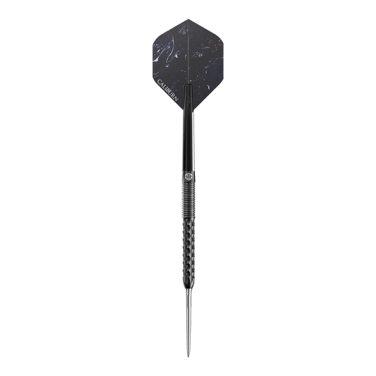 Caliburn Sword S1 steel darts Auf dem Bild ist ein Caliburn Sword S1 Steeldart zu sehen. Der Dart ist schwarz und hat eine gemusterte Spitze sowie einen glänzenden Flight.