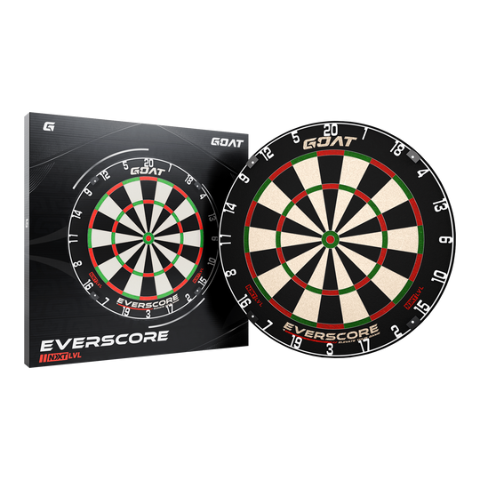 GOAT Everscore Steel Dartboard Das Bild zeigt das Produkt "GOAT Everscore Steeldartboard" zusammen mit seiner Verpackung. Das Dartboard hat ein klassisches Design mit schwarzen, weißen, roten und grünen Feldern.