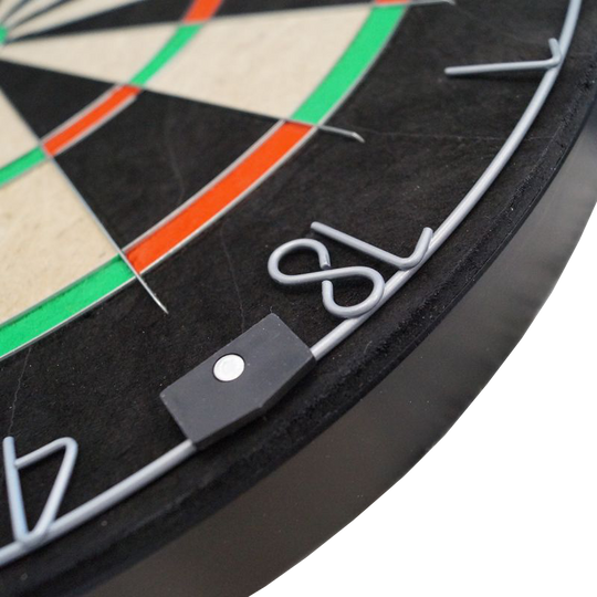 Das Bild zeigt das Karella Dartboard BullOut Set inklusive zwei Sätzen Steeldarts. Dieses Set ist ideal für Dartspieler und enthält alles, was für den Start benötigt wird.