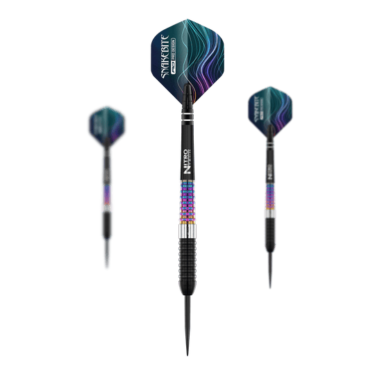 Red Dragon Peter Wright Corra steel darts Das Bild zeigt drei Steeldarts des Modells "Red Dragon Peter Wright Corra". Die Darts haben bunte Griffe und schwarze Spitzen, mit auffälligen Flights im Snakebite-Design.