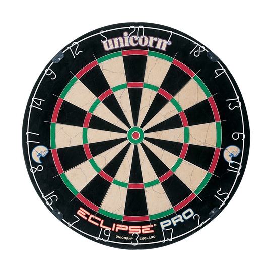 Unicorn Eclipse Pro Dartboard Das Bild zeigt die Unicorn Eclipse Pro Dartscheibe. Sie hat ein klassisches Design mit deutlich sichtbaren Zahlen und farbigen Segmenten.