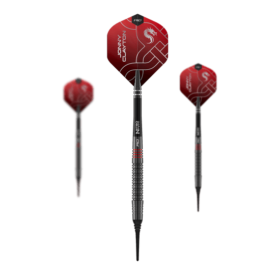 Auf dem Foto ist das Set der Red Dragon Jonny Clayton RD-ADV Softdarts - 18g zu sehen. Drei Softdarts liegen nebeneinander als Set.
