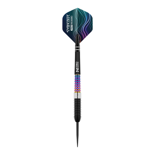 Red Dragon Peter Wright Corra steel darts Auf dem Bild ist ein Red Dragon Peter Wright Corra Steeldart zu sehen. Der Dart hat bunte, strukturierte Griffbereiche und ein auffälliges Flight-Design mit blauen und violetten Linien.