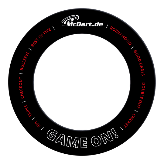 Das Bild zeigt einen schwarzen Dartboard-Surround-Ring mit der Aufschrift "McDart.de" oben und "GAME ON!" unten. Rundherum befinden sich verschiedene Begriffe aus dem Dartsport, wie "BULLSEYE", "TRIPLE" und "DOUBLE OUT".