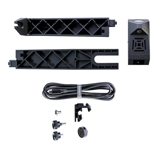 Target VIRT Camera Das Bild zeigt alle Einzelteile des Produkts "Target VIRT Kamera". Zu sehen sind die Kamera, Befestigungselemente, ein Kabel und diverses Zubehör, ordentlich angeordnet.