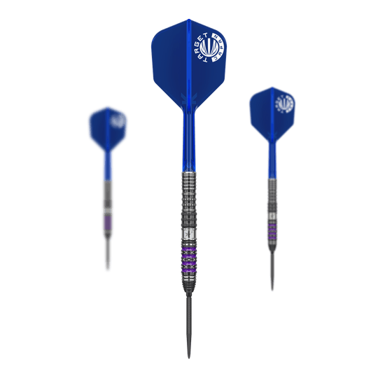 Target Japan Prime Series Sirius GEN4 Swiss Point Steel Darts Das Bild zeigt drei Steeldarts der Marke "Target Japan Prime Series Sirius GEN4 Swiss Point". Die Darts haben blaue Flights und metallisch-silberne Spitzen mit lila Akzenten.