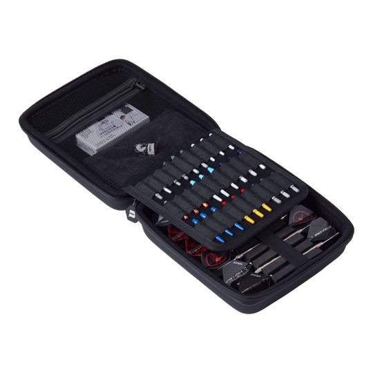Unicorn Ultra 3UP Large Dart Case - Black Das Bild zeigt ein offenes schwarzes Dartcase namens "Unicorn Ultra 3UP Large Dartcase". Im Inneren sind verschiedene Dartpfeile, Ersatzteile und Zubehör ordentlich sortiert.