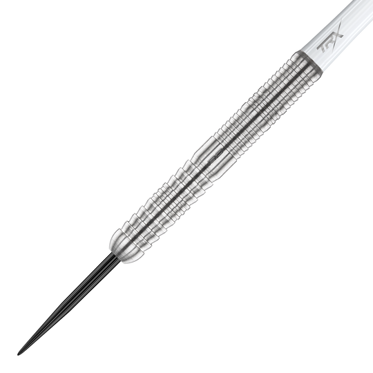 Red Dragon Seren 1 Pure Steeldarts Das Bild zeigt einen einzelnen Red Dragon Seren 1 Pure Steeldart. Der Dartpfeil besteht aus silbernem Metall mit fein gearbeiteten Rillen für besseren Halt.